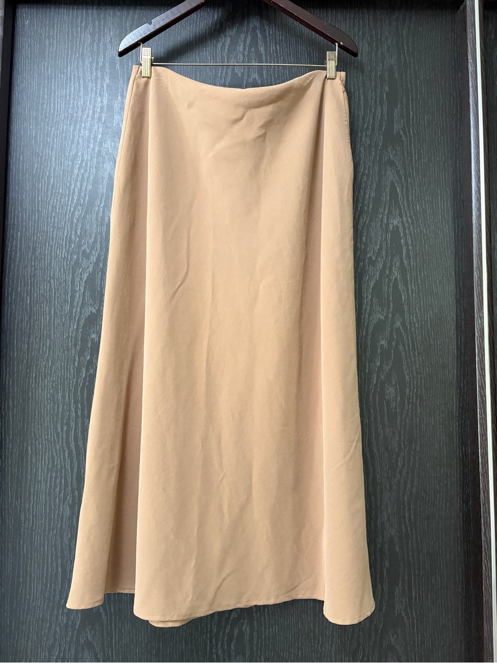 Elegant Cream Maxi Skirt with Fluid Silhouette - Picture 1 of 8